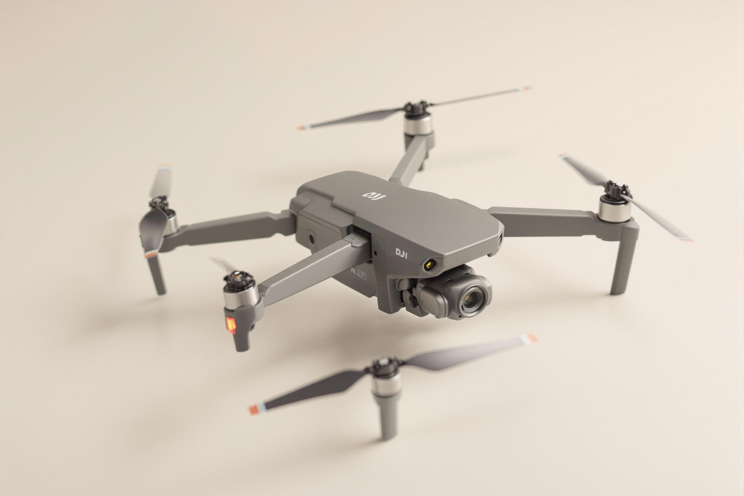 Le DJI Mini 4 Pro sur fond neutre illustrant sa compacité