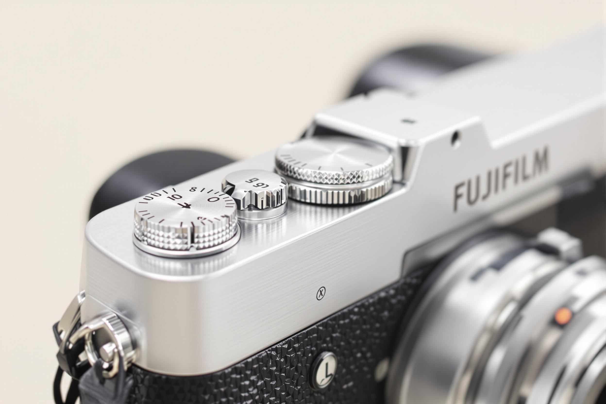 Corps compact du Fujifilm X100VI, mettant en valeur ses lignes épurées et matériaux robustes.