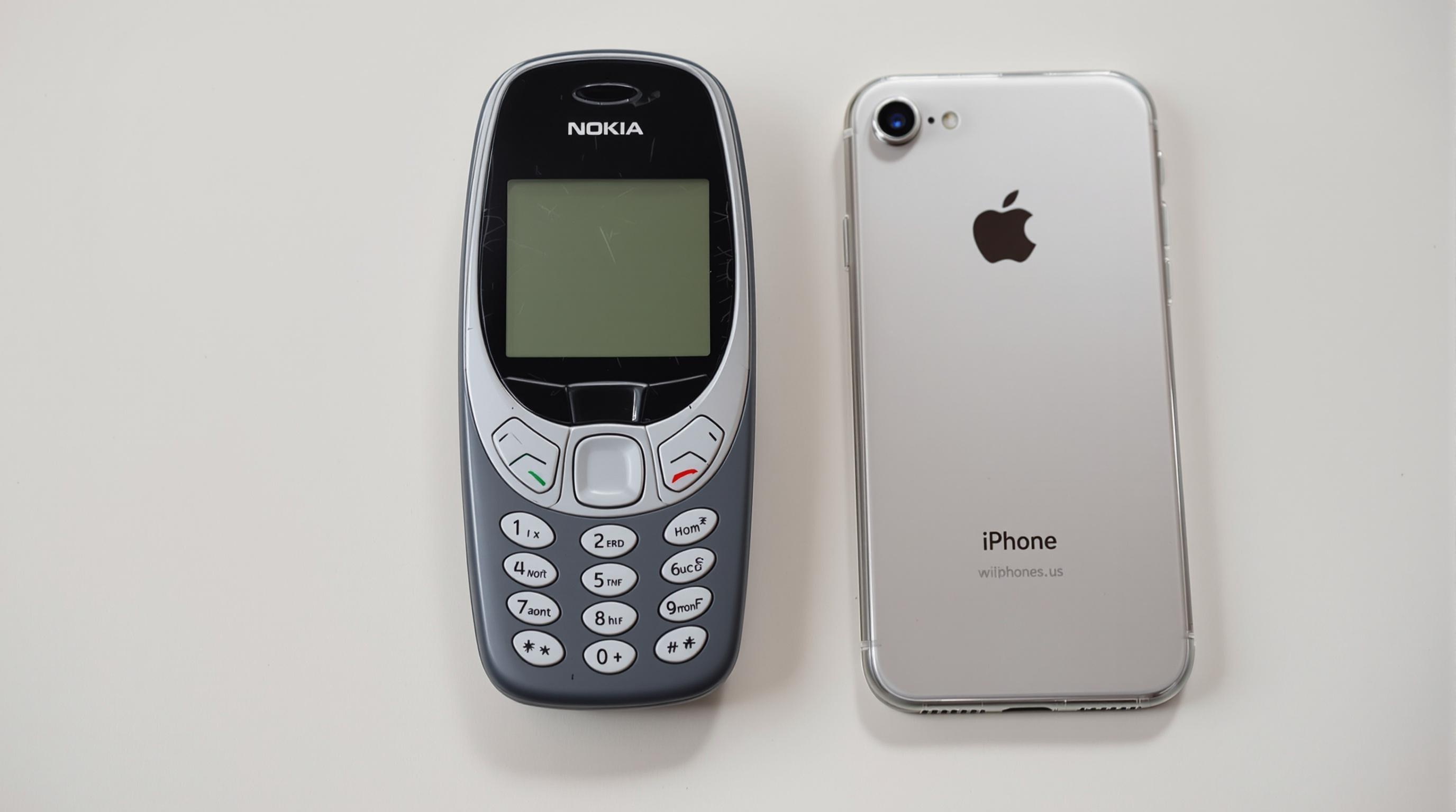 Comparaison entre un Nokia 3310 vintage et un smartphone moderne.