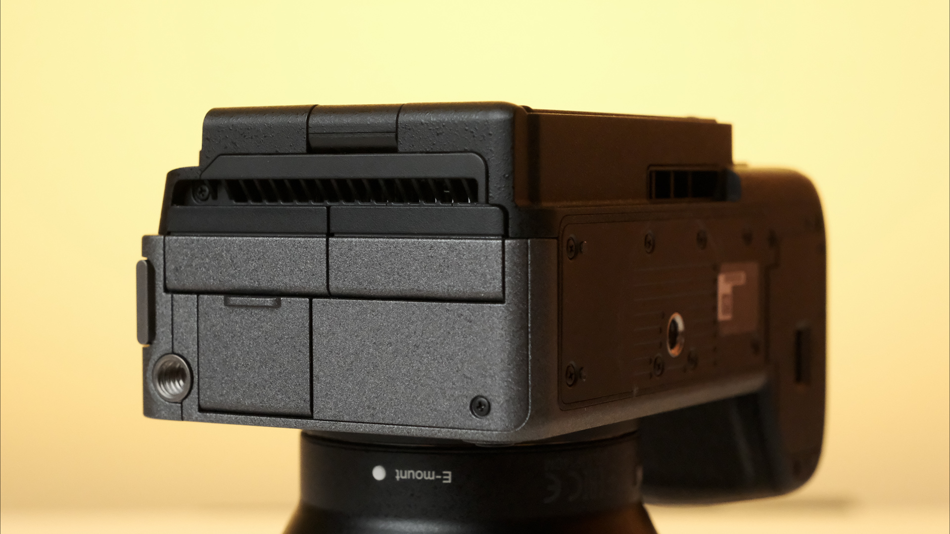Schéma détaillé des composants du système de refroidissement actif du Sony FX3.