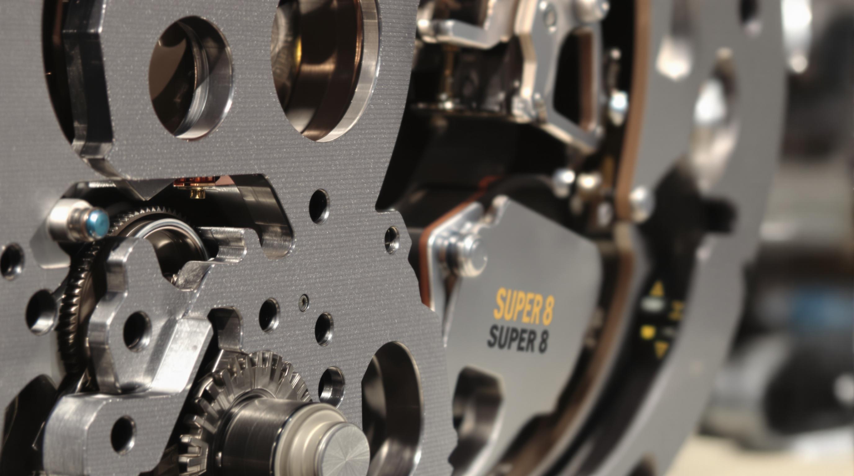 Mécanisme détaillé d'un projecteur Super 8 en inspection.